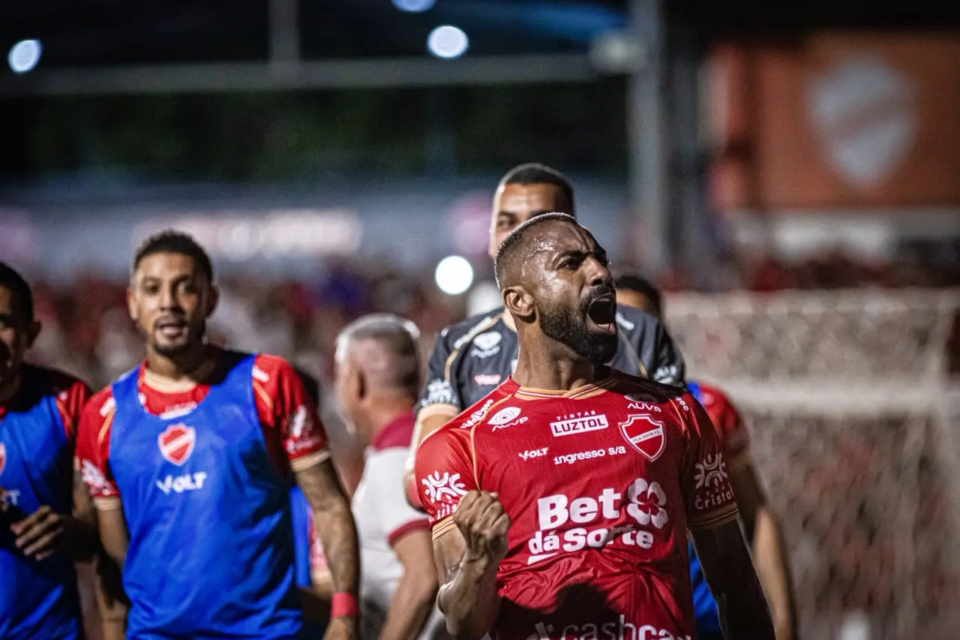Éverton Galdino marca um dos gols da vitória do Vila sobre o Londrina 