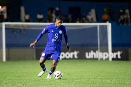 Renan Silva com a camisa do Goiatuba