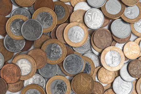 Moedas, vinis e cards de Pokémon são atração em encontro de colecionadores em Goiânia