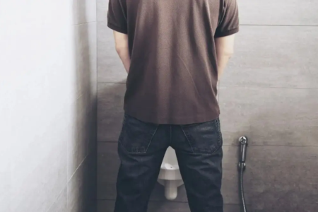 Homem é operado após aplicar cola no pênis para resolver incontinência urinária Aplicação gerou bloco rígido na região da uretra