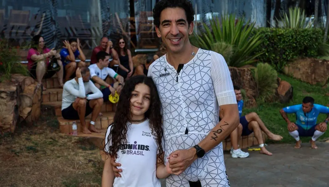 Hugo Santos Vieira ao lado de uma das filhas, cuja presença foi uma das principais motivações para a mudança de hábitos e o abandono do cigarro (Foto: Acervo pessoal)