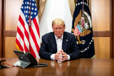 Trump vai cobrar R$ 457 mil por foto com ele em convenção republicana Foto com o vice-presidente dos EUA, JD Vance, vai custar R$ 180 mil