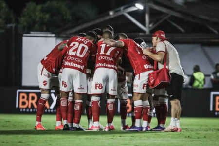 Equipe do Vila Nova durante jogo da Série B