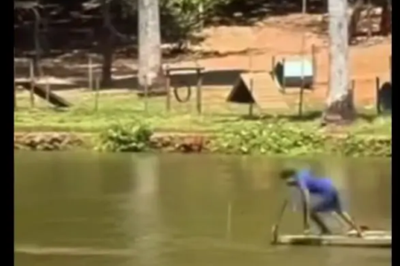 Homem é flagrado em lago onde o banho é proibido, em Goiânia (Foto: Reprodução)