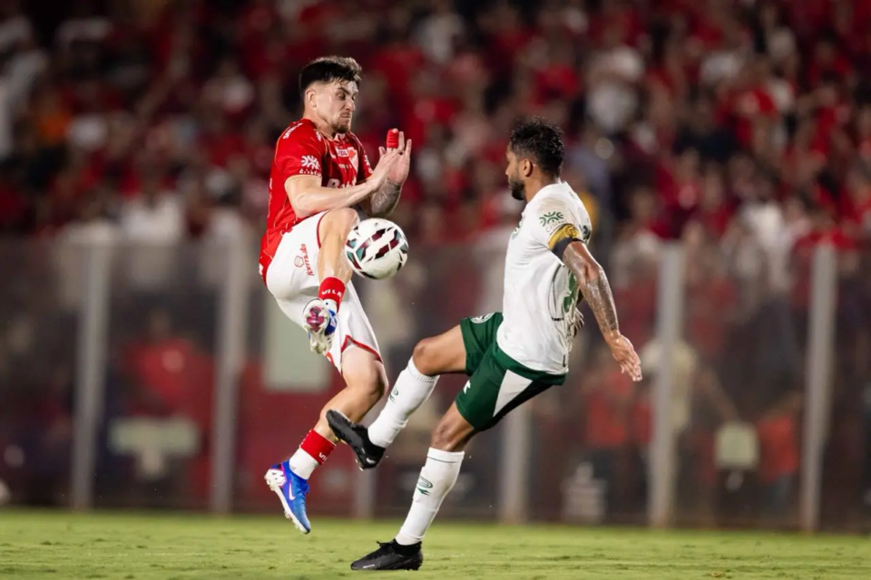 Jogo entre Vila Nova e Goiás na Série B