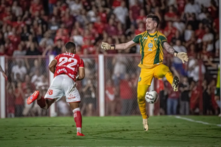 Hayner marca gol do Vila Nova contra o Goiás
