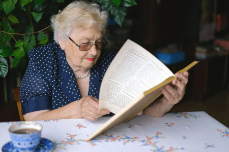 Vanda da Silva, de 81 anos, participa de aula de alfabetização em Goiânia e sonha em conseguir ler a Bíblia sozinha (Foto: Divulgação)
