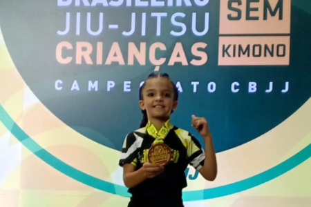 Bárbara Valentina durante o pódio do Campeonato Brasileiro de jiu-jitsu