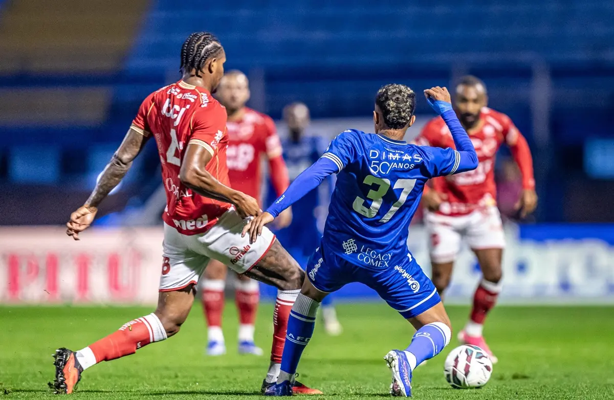 Jogo entre Avaí e Vila Nova na Série B