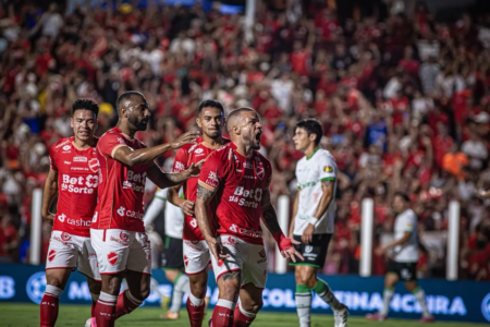 André Luís marca de novo, Vila Nova abre vantagem e assume a liderança provisória da Série B