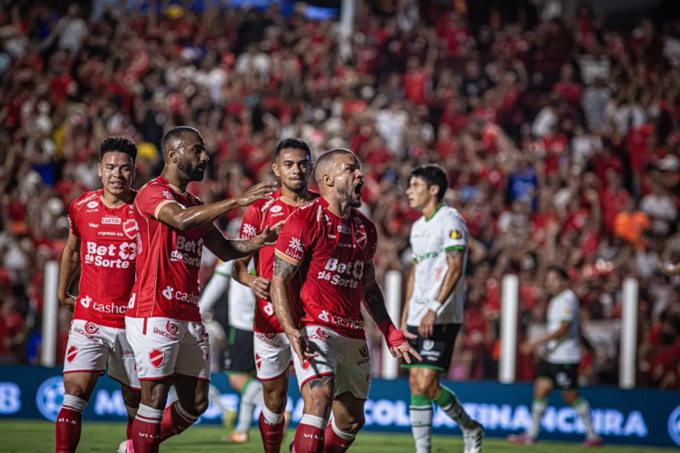 André Luís marca de novo, Vila Nova abre vantagem e assume a liderança provisória da Série B
