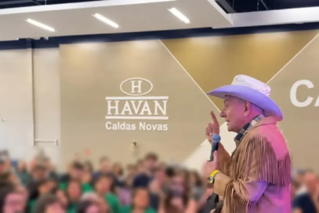 Luciano Hang, o 'véio da Havan' em discurso durante inauguração de loja em Caldas Novas, Goiás