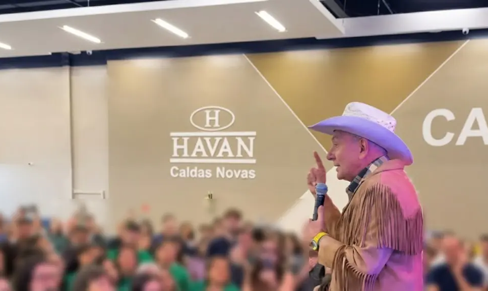 Luciano Hang, o 'véio da Havan' em discurso durante inauguração de loja em Caldas Novas, Goiás