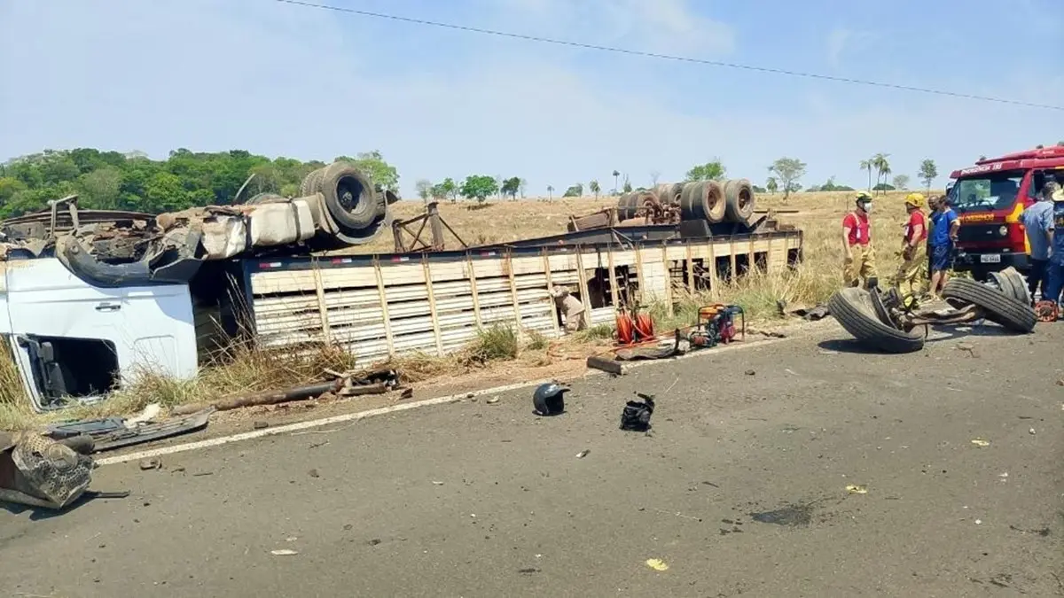 Colisão entre caminhão e carro deixa uma pessoa ferida e quatro bovinos mortos em Porangatu