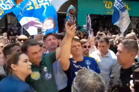 Flávio Bolsonaro ergue imagem de Nossa Senhora e acena à CNBB após atribuir fake news à entidade Senador agradece à instituição