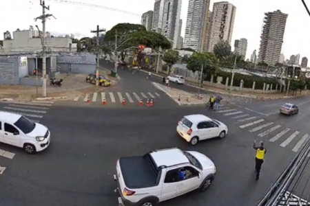 Agente de trânsito é agredido com socos e chutes durante bloqueio em Goiânia; vídeo Servidor foi atacado por motociclista no Setor Sul