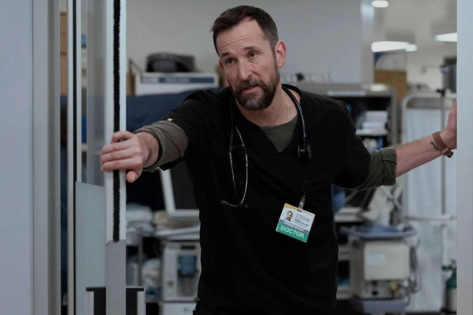 Noah Wyle, de 'The Pitt', é eleito o homem mais sexy do mundo em 2026; veja fotos