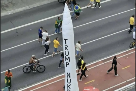 Míssil inflável levado a ato de Flávio Bolsonaro em SP pede ataque de Trump no Brasil Objeto trazia estampada a frase 'Trump nuke Brazil'