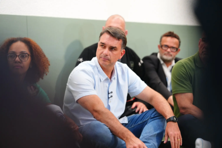 Flávio Bolsonaro tenta conter repercussão após dizer que quer mudar Constituição (Foto: Divulgação)