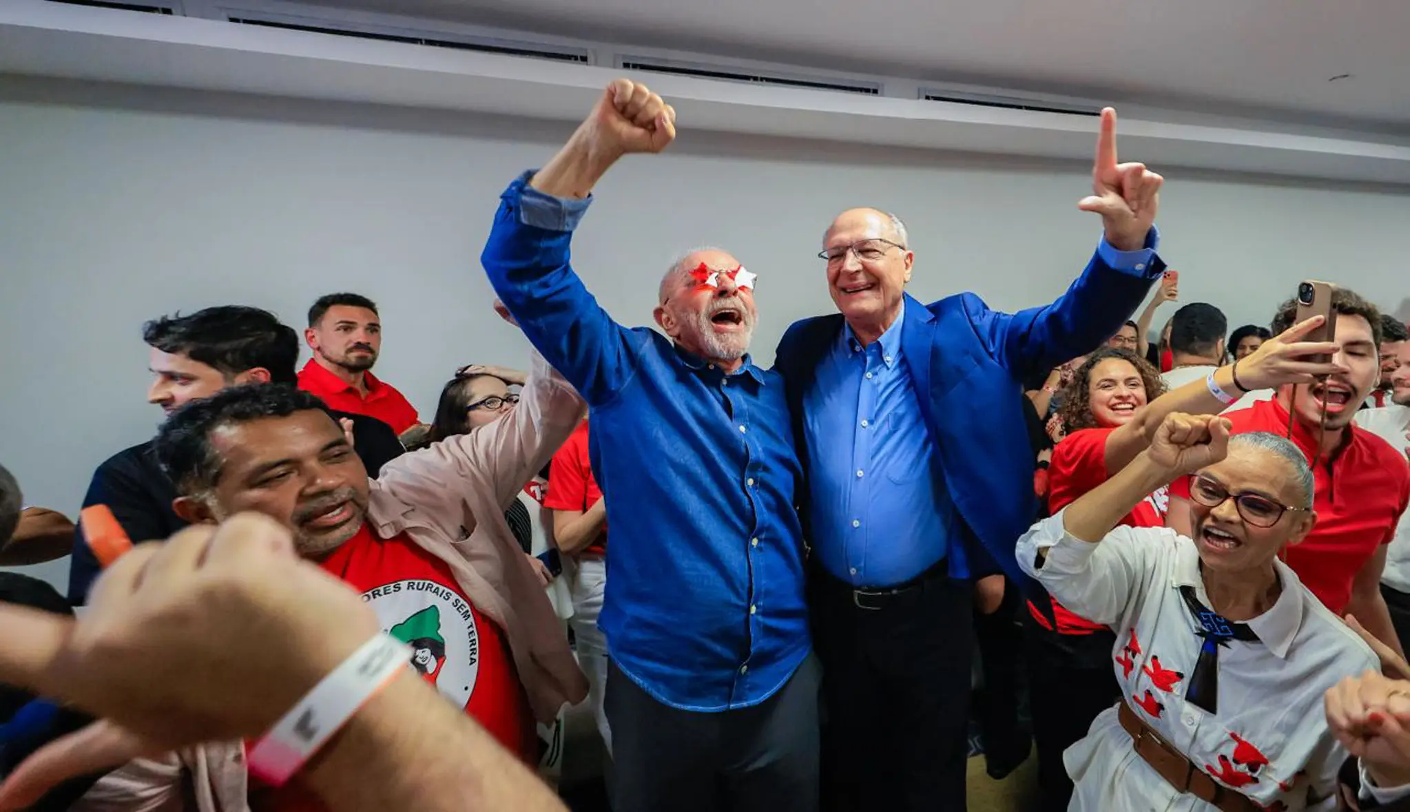 Dez das 12 pesquisas divulgadas na véspera do 2º turno disseram que Flávio seria eleito