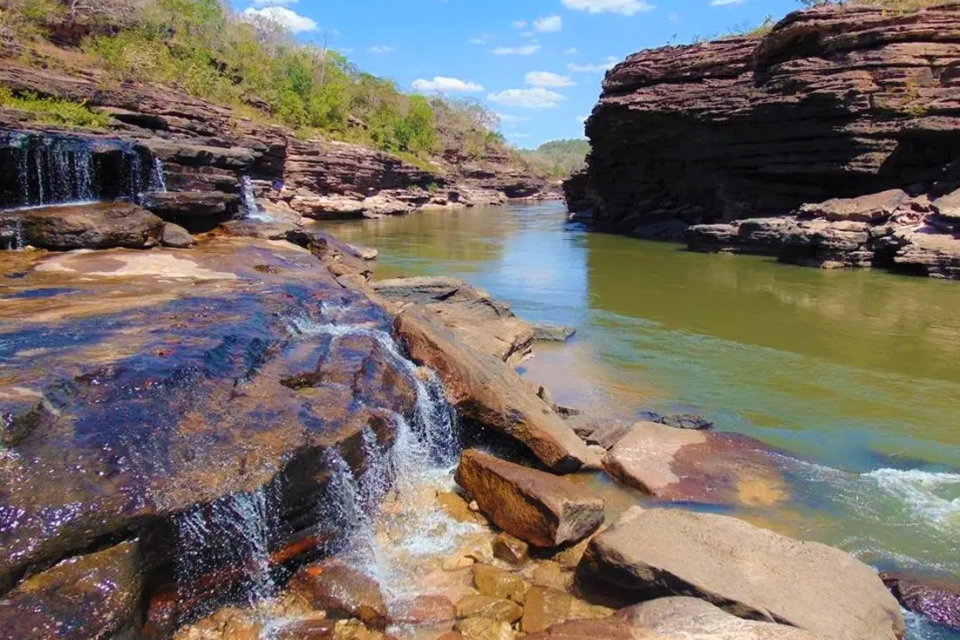 Paisagem natural do Rio Araguaia, com formações rochosas, quedas d’água e vegetação do Cerrado (Foto: Governo de Goiás)