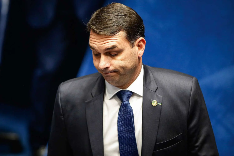 Flávio Bolsonaro ficará sem cargo público pela 1ª vez em 24 anos Senador começou sua carreira política em 2003, como deputado estadual do RJ