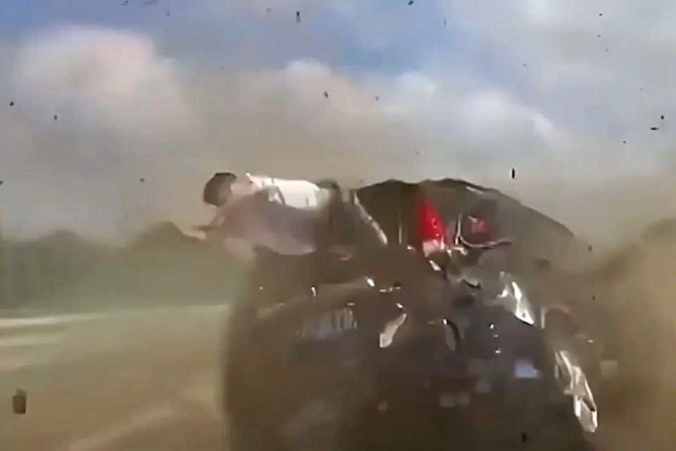 Cenas fortes: mulher e filha sobrevivem após serem arremessadas para fora de carro em acidente vídeo Vídeo mostra veículo bater