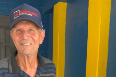 Aos 76 anos, aposentado vota e vende picolé em colégio eleitoral de Goiânia