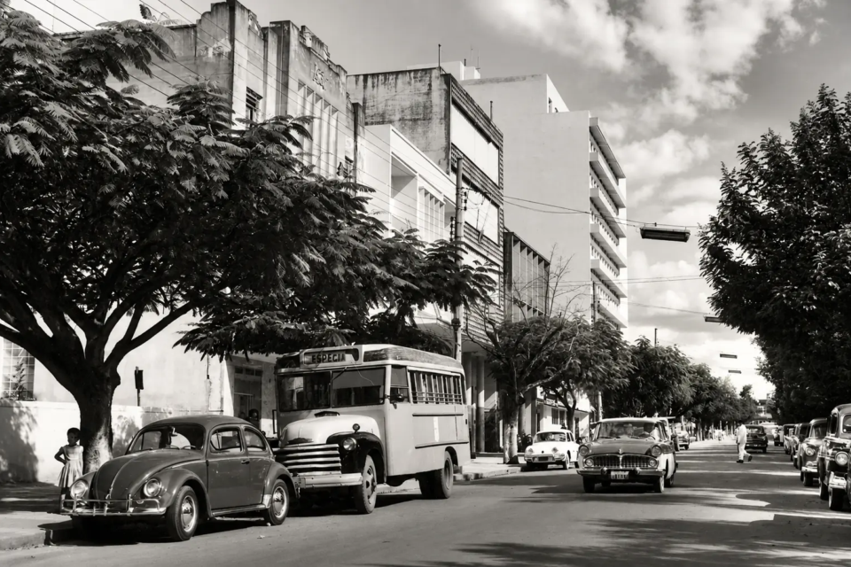 Registro histórico de rua do Centro de Goiânia mostra veículos de época, ônibus, comércio e a movimentação urbana durante a expansão da capital (Foto: Acervo do Museu da Imagem e do Som de Goiás – MIS)