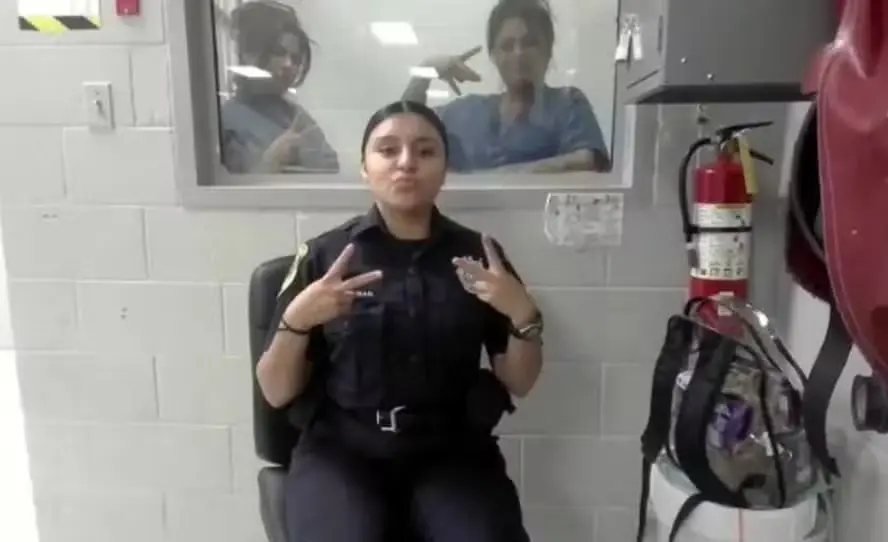 Policial é expulsa de corporação após posar para fotos com detentas; veja imagens