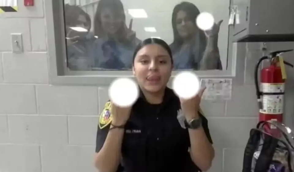 Policial é expulsa de corporação após posar para fotos com detentas; veja imagens