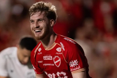 Breno Bora se recupera de lesão e volta a ficar à disposição no Vila