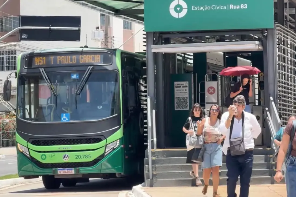 Passageiros desembarcam em estação do BRT Norte-Sul em Goiânia