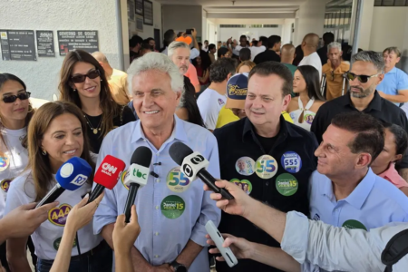 'Jamais desonrei o voto de quem quer que seja', disse Caiado após votar