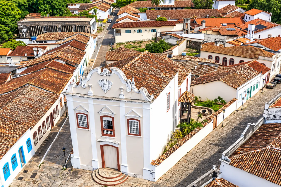 Vista aérea da Igreja de Nossa Senhora da Boa Morte, na Cidade de Goiás, cercada pelo casario colonial e pelas ruas de pedra do centro histórico, reconhecido como Patrimônio Mundial pela Unesco. (Foto: Reprodução/Pulsar Imagens)