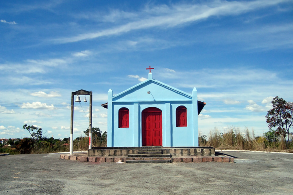 Capela de fachada azul e portas vermelhas integra a paisagem histórica de Baliza, no oeste de Goiás (Foto: Governo de Goiás)
