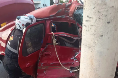 Carro destruído após colisão com caminhão no Lorena Park em Goiânia