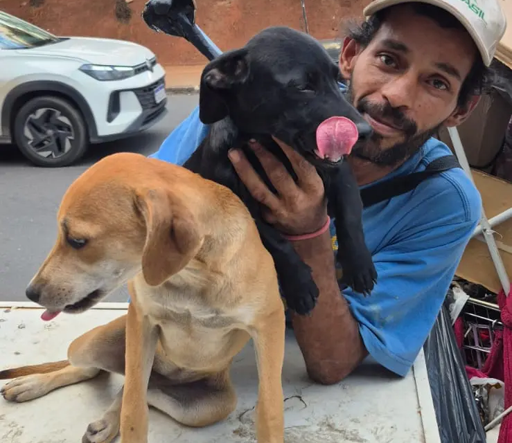 Catador Marcelo com cachorros resgatados_Divulgação