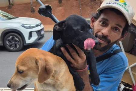 Catador Marcelo com cachorros resgatados_Divulgação