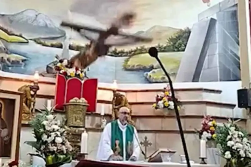Padre morre atingido por cruz durante missa; vídeo Vídeo mostra últimas palavras do padre Patricio Sánchez