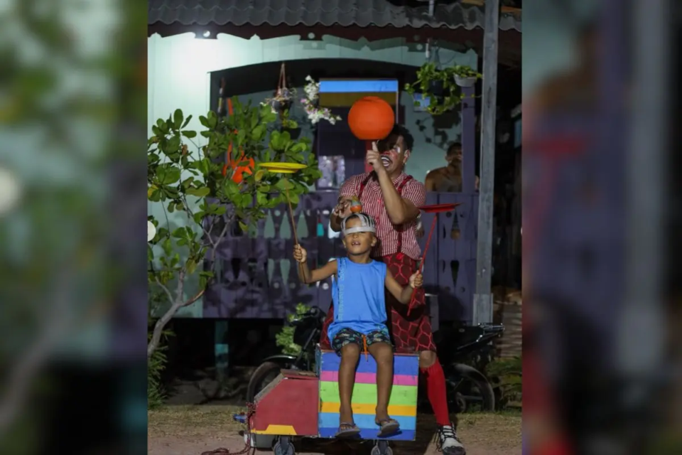 Apresentação de Bolacha para uma comunidade na Ilha do Marajó, no Pará (Foto: redes sociais)