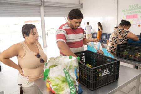 Cadastro é gratuito e as famílias podem retirar alimentos na Ceasa (Foto: Governo de Goiás)