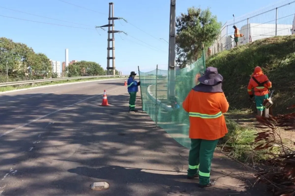 Trabalhadores da Comurg podem receber bônus por produtividade até abril de 2027 (Foto: O bônus de até 1,7 mil por mês considera a área de gramado roçada por cada equipe e o resultado geral da companhia (Foto: Luciano Magalhães/Comurg)