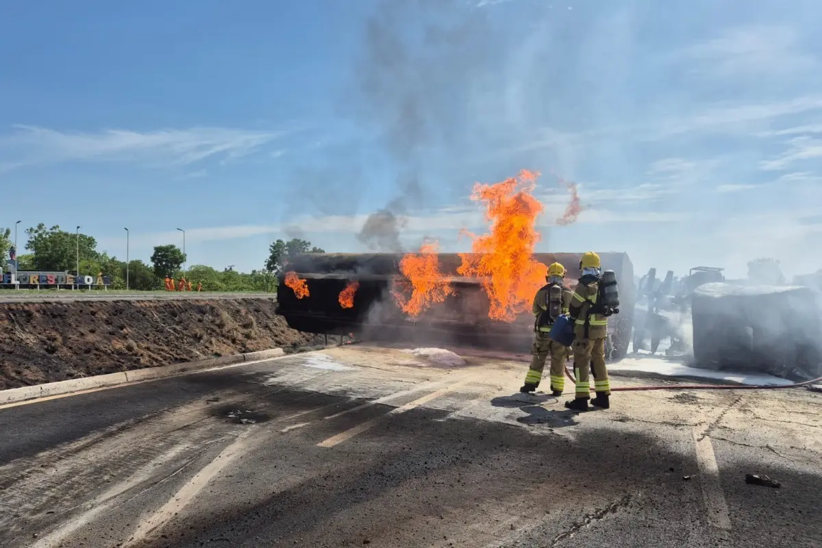 Combustível vazou na pista e em uma área de cerrado (Foto: Corpo de Bombeiros)