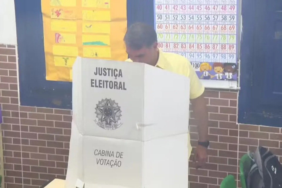 Flavio Bolsonaro (PL) vota no RJ neste domingo (25) (Foto: TV Globo)