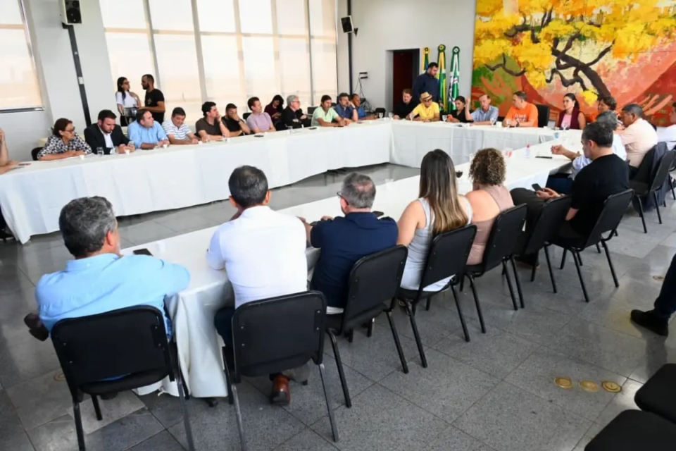 Prefeito Sandro Mabel se reuniu com vereadores na semana passada para avaliar os impactos da Taxa do Lixo em Goiânia (Foto: Secom)