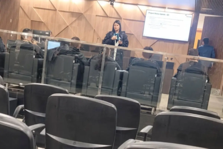 O julgamento começou na manhã de segunda-feira e terminou à 0h50 de terça-feira (27) (Foto: Rota Jurídica)