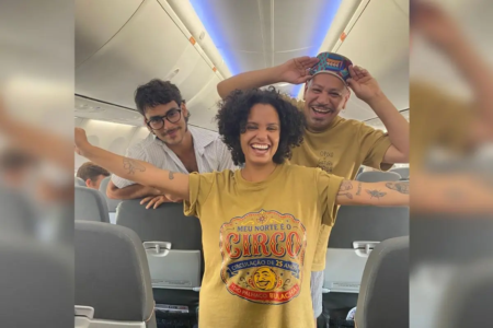 Pedro Medrado (sonoplasta), Victória Magalhães (produtora) e Bulacha (artista) pegaram voo para Manaus após barco ficar 36 horas encalhado no Rio Amazonas (Foto: Camila Ribeiro)