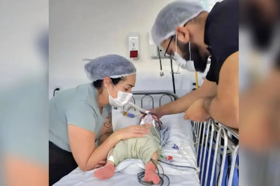 Bebê Rebeca Lobo ficou 15 dias internada na UTI após a malformação na traqueia provocar uma insuficiência respiratória grave (Foto: arquivo pessoal)
