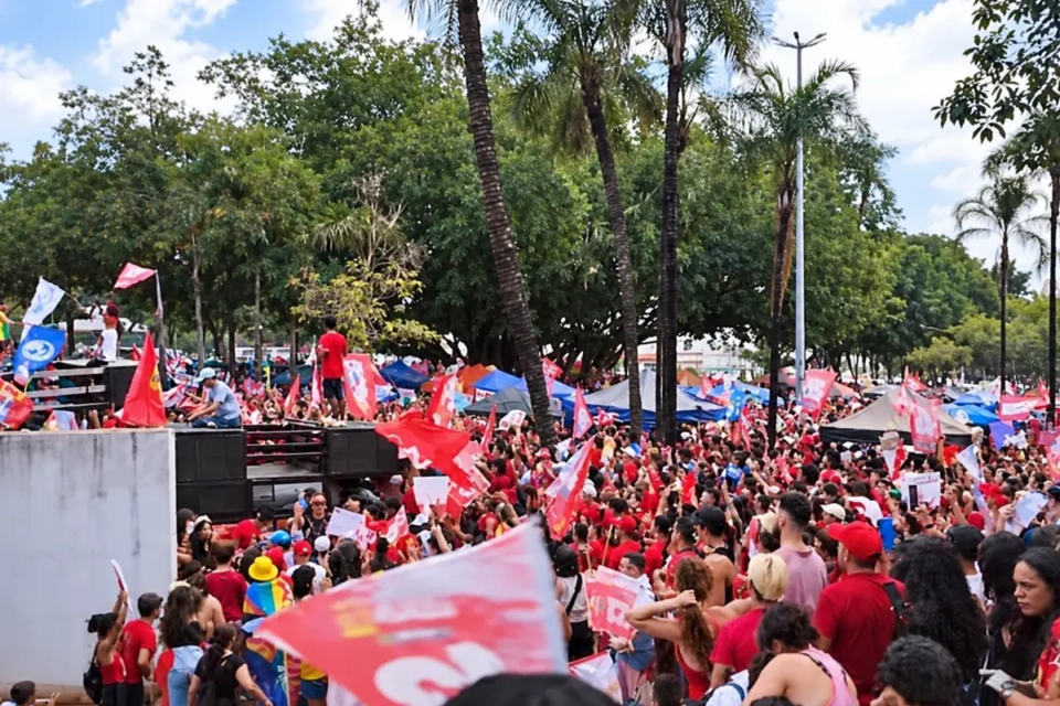 Milhares de apoiadores se reúnem na Praça Universitária em ato pró-Lula neste domingo (11) (Foto: redes sociais)
